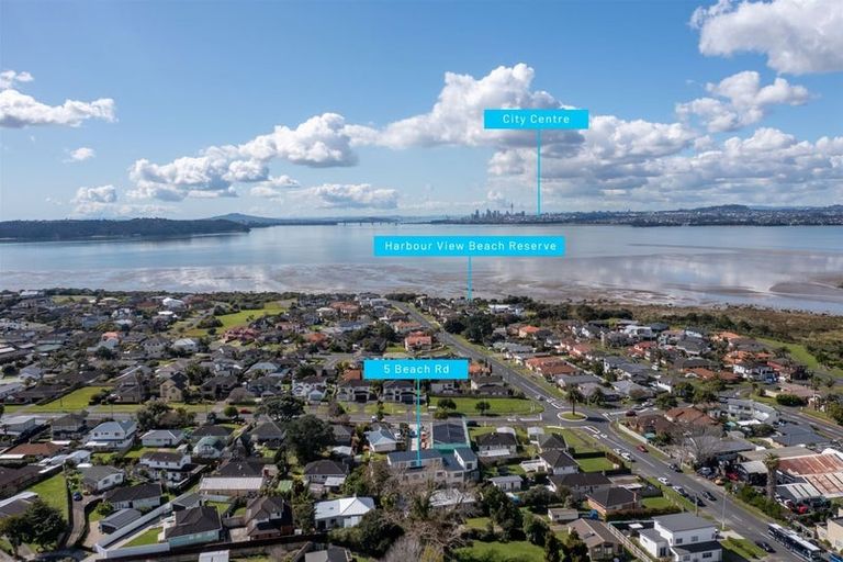 Photo of property in 5d Beach Road, Te Atatu Peninsula, 0610