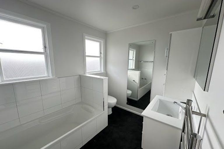 Photo of property in 32 Lynda Avenue, Paparangi, Wellington, 6037