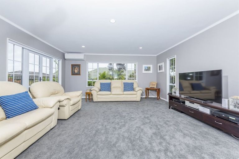 Photo of property in 9 Whiting Grove, West Harbour, Auckland, 0618