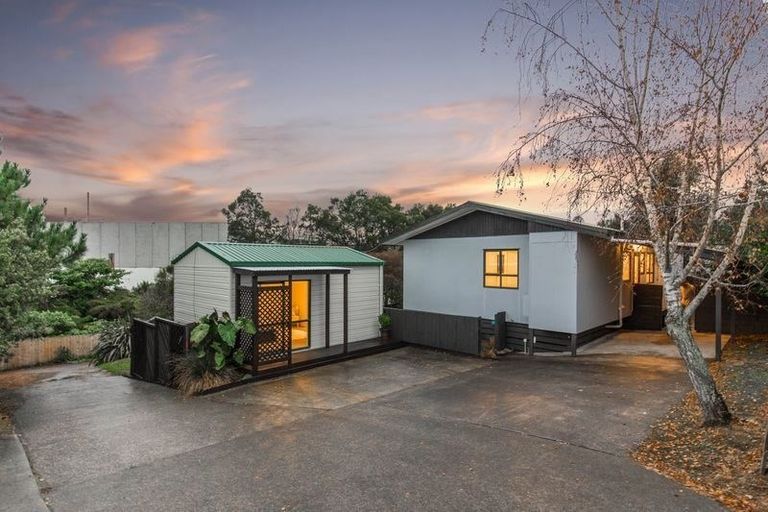 Photo of property in 18 Riserra Drive, Ranui, Auckland, 0612