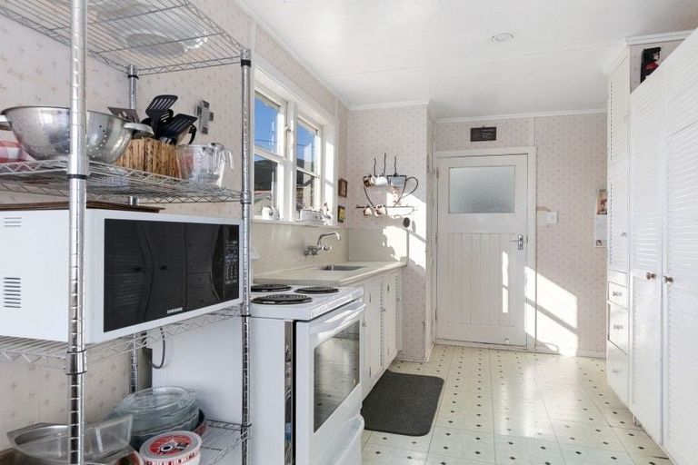 Photo of property in 39 Atiawa Crescent, Waiwhetu, Lower Hutt, 5010