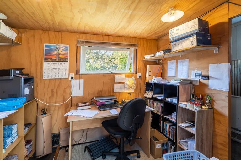 Photo of property in 1 Lavelle Road, Henderson, Auckland, 0612