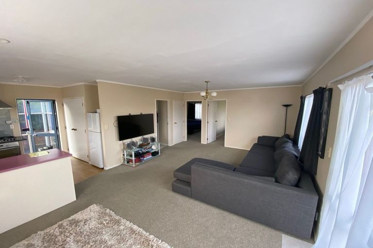 Photo of property in 2/59 Santiago Crescent, Unsworth Heights, Auckland, 0632