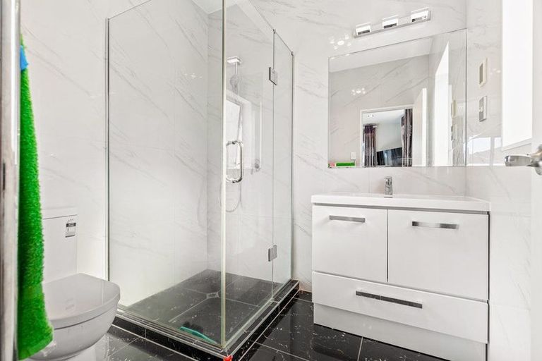 Photo of property in 75 San Valentino Drive, Henderson, Auckland, 0612