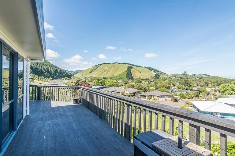 Photo of property in 54 Kakariki Grove, Waikanae, 5036