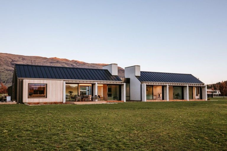 Photo of property in 10 Little Orchard Way, Wanaka, 9382