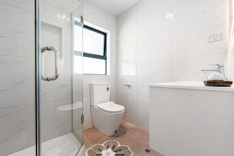 Photo of property in 15b Renata Crescent, Te Atatu Peninsula, Auckland, 0610
