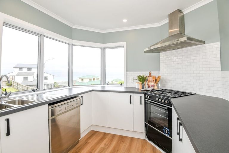 Photo of property in 75 Dress Circle, Newlands, Wellington, 6037