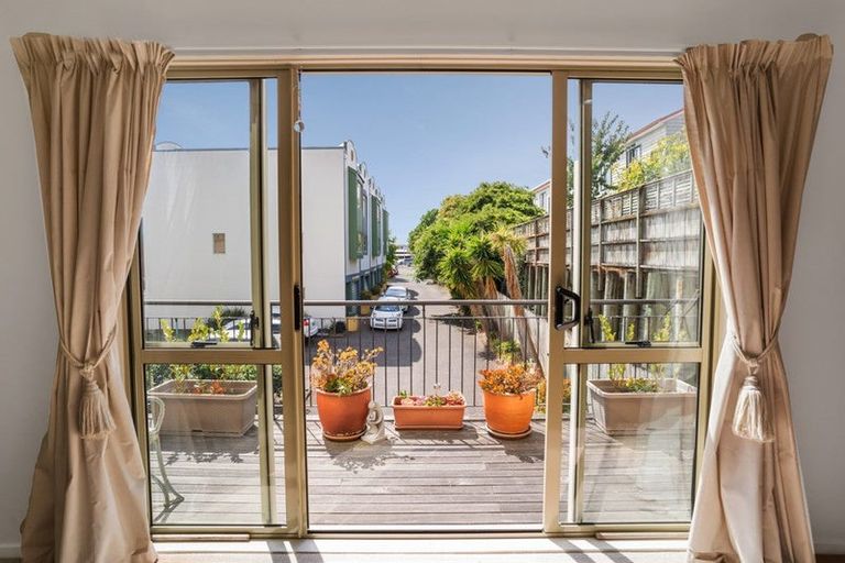 Photo of property in Lakeview Terrace, 1/14 Ambrico Place, New Lynn, Auckland, 0600