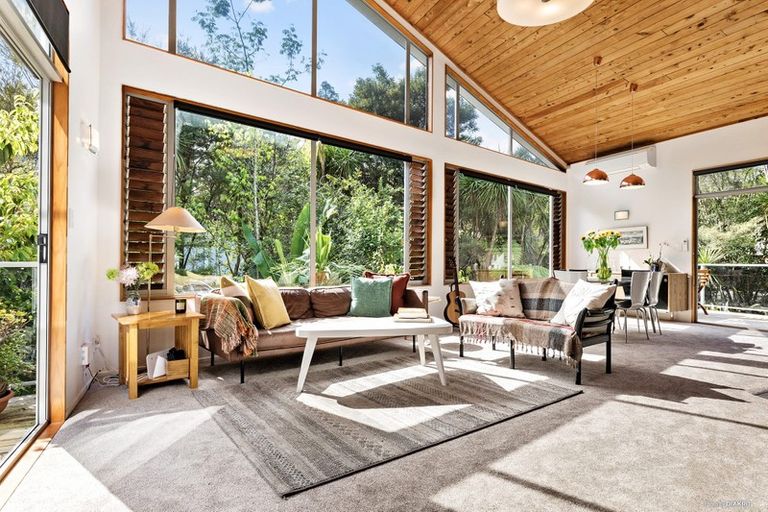 Photo of property in 6 Poturi Streams Avenue, Titirangi, Auckland, 0604