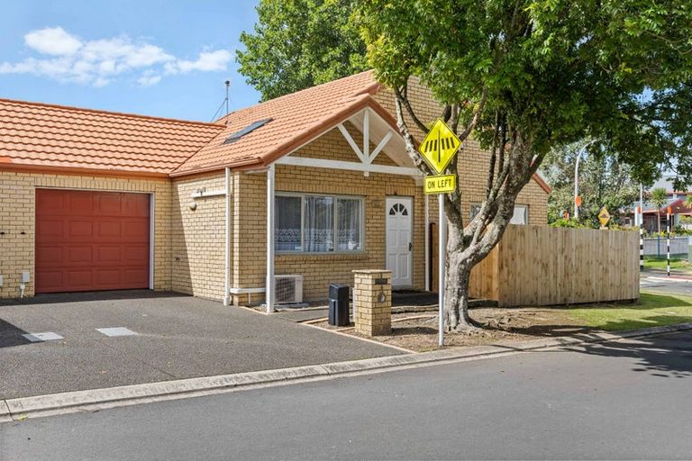 Photo of property in 1 Dunbarton Drive, Ranui, Auckland, 0612