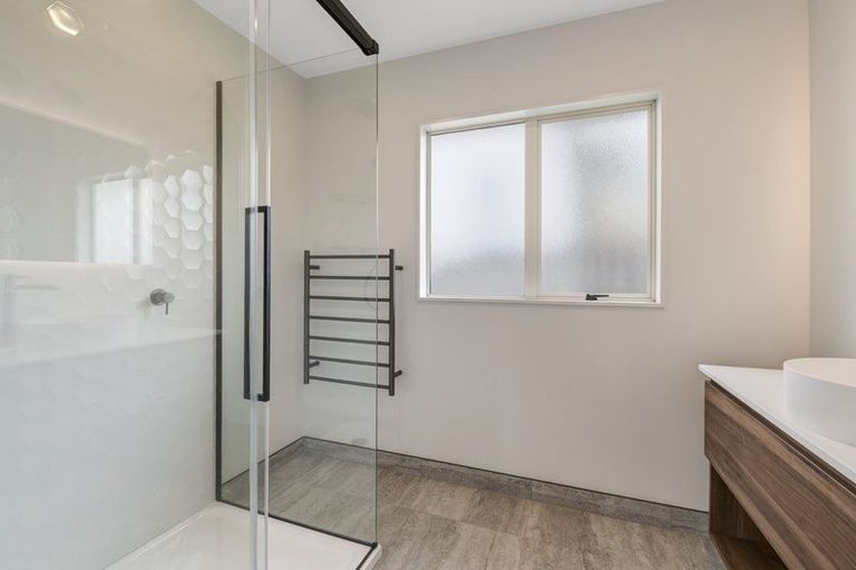 Photo of property in 2/2 Rook Place, Unsworth Heights, Auckland, 0632