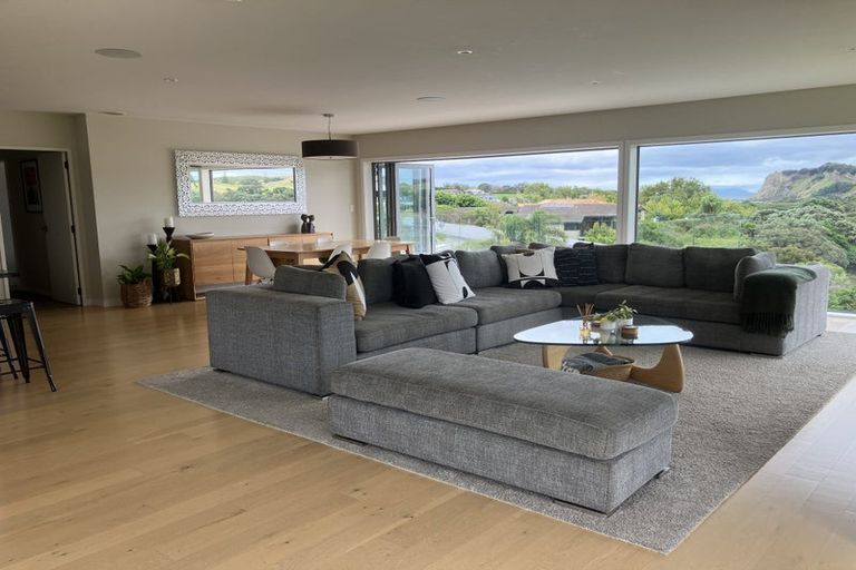 Photo of property in 92 Shakespear Road, Army Bay, Whangaparaoa, 0930