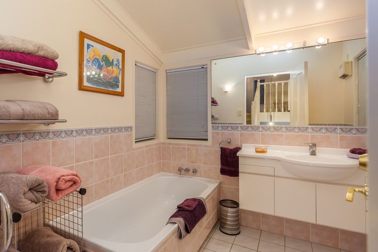 Photo of property in 39 Kohu Road, Titirangi, Auckland, 0604