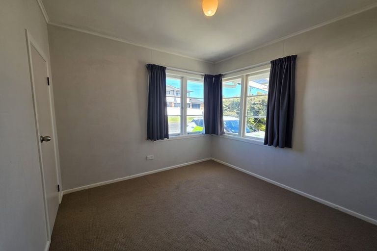 Photo of property in 1 Ward Crescent, Te Atatu Peninsula, Auckland, 0610