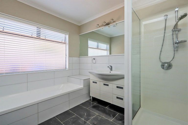 Photo of property in 12 Knightsbridge Place, Taradale, Napier, 4112