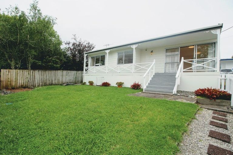 Photo of property in 2/12 Sherwood Avenue, Te Atatu South, Auckland, 0610