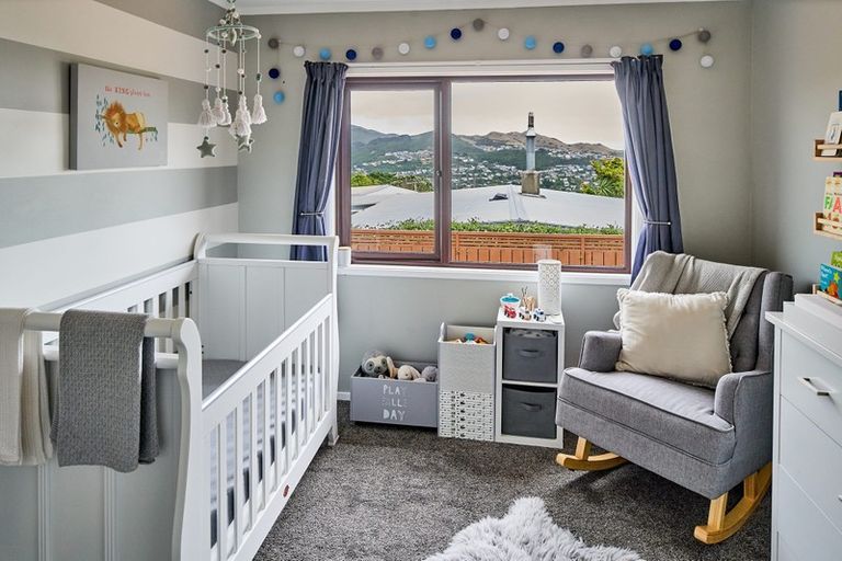 Photo of property in 15a Ruskin Road, Newlands, Wellington, 6037