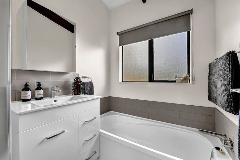 Photo of property in 38 Eyre Street, Henderson, Auckland, 0612