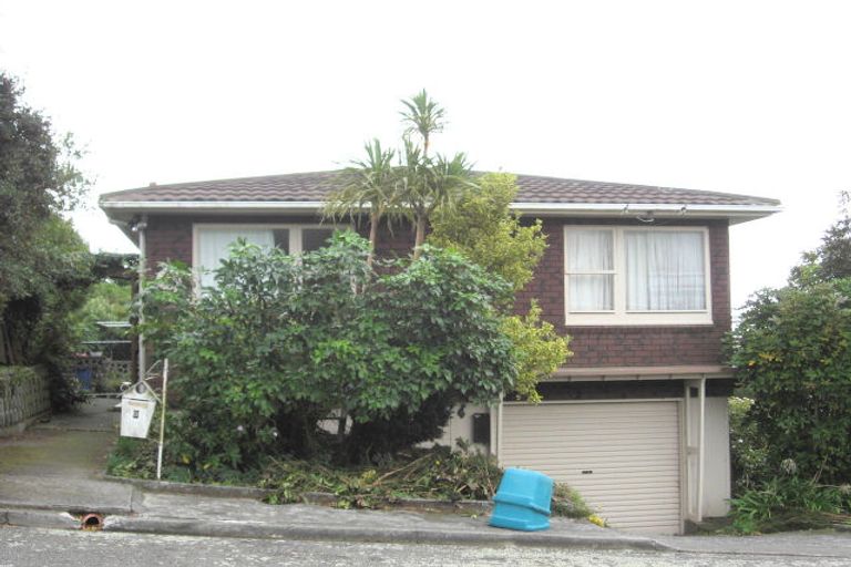 Photo of property in 9 Griffiths Grove, Newlands, Wellington, 6037