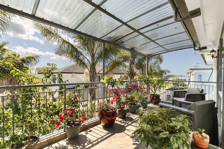 Photo of property in 23 Onemana Way, Te Atatu Peninsula, Auckland, 0610