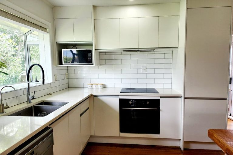 Photo of property in 4 Paton Avenue, Te Atatu South, Auckland, 0610