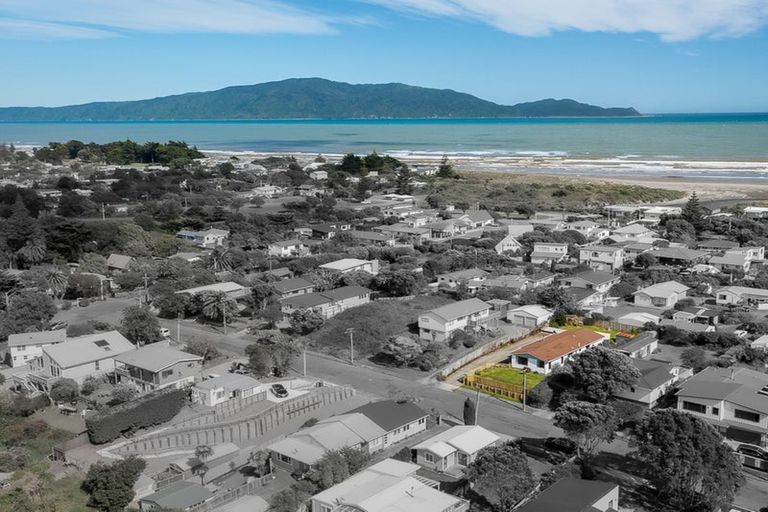 Photo of property in 11 Atua Street, Waikanae Beach, Waikanae, 5036