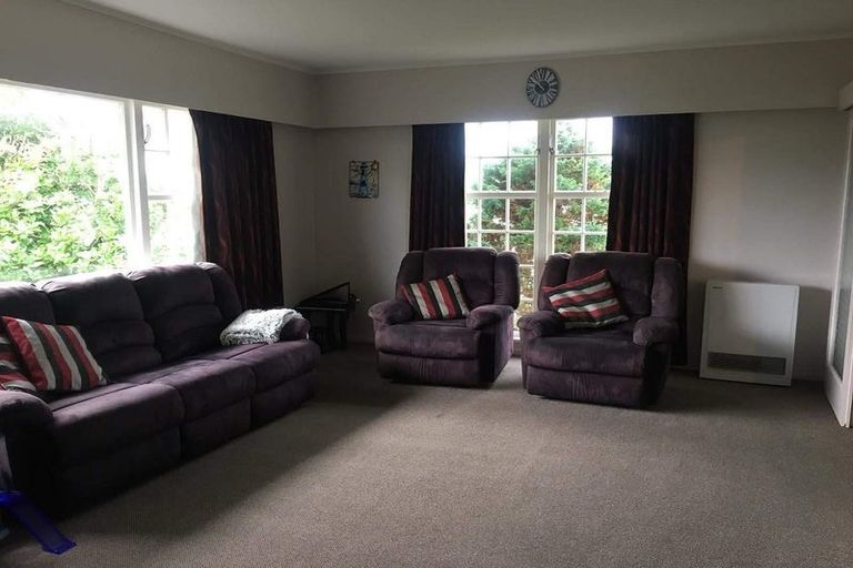 Photo of property in 5 Quigley Street, Newlands, Wellington, 6037