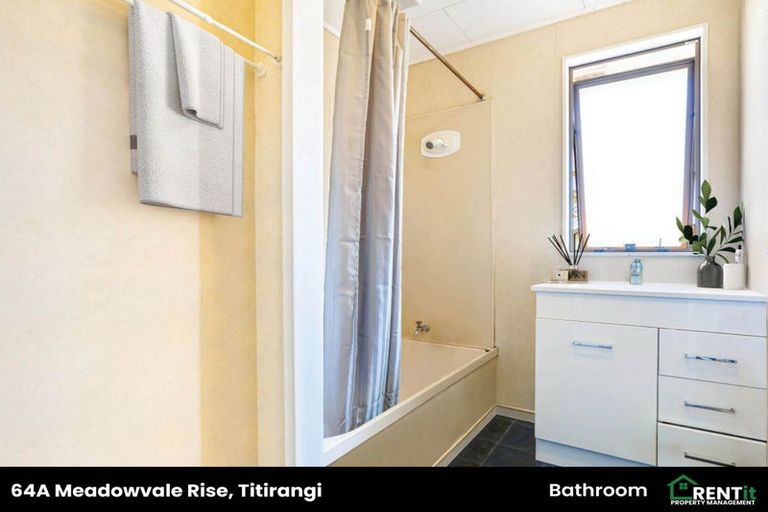 Photo of property in 2/64 Meadowvale Rise, Titirangi, Auckland, 0604