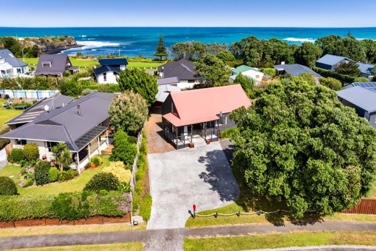 Photo of property in 9 Pohutukawa Drive, Opunake, 4616