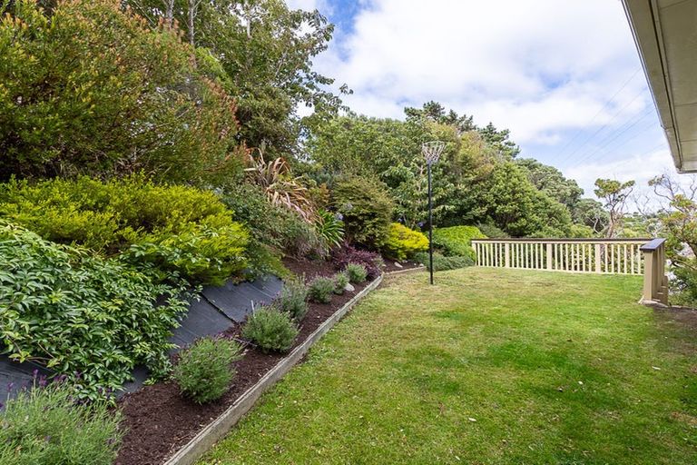 Photo of property in 16 Griffiths Grove, Newlands, Wellington, 6037