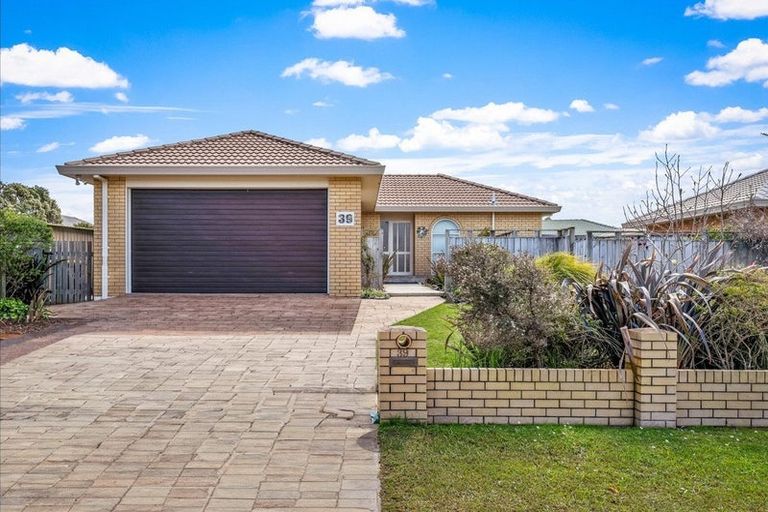 Photo of property in 39 Lakeside Drive, Orewa, 0931