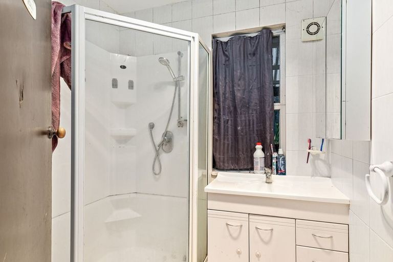 Photo of property in 26 Royal View Road, Te Atatu South, Auckland, 0610