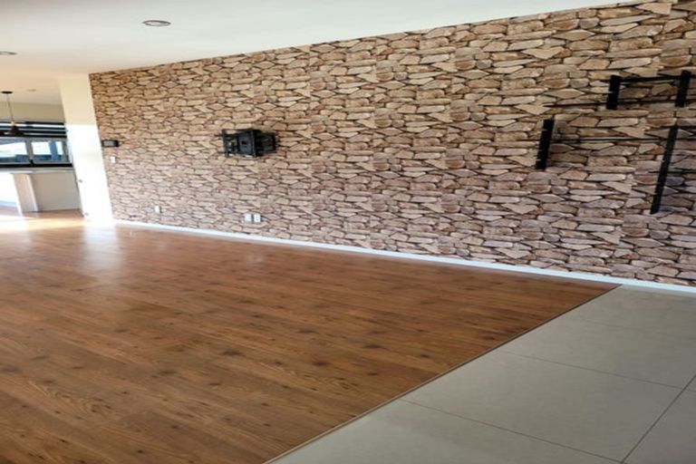 Photo of property in 4 Kirikiri Drive, Papakura, 2110