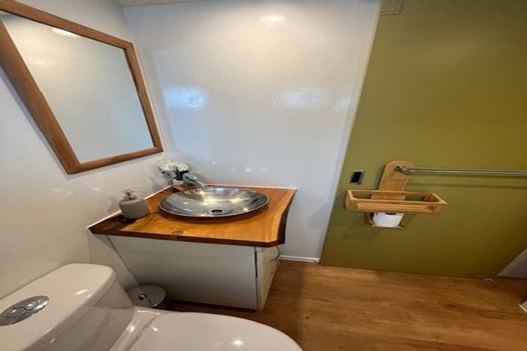 Photo of property in 51 Onewa Road, Northcote, Auckland, 0627