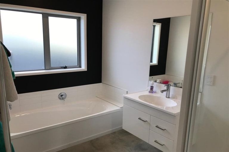 Photo of property in 14 Passchendaele Grove, Trentham, Upper Hutt, 5018