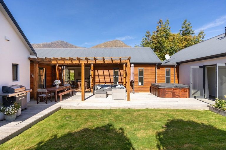 Photo of property in 2 Bridesdale Drive, Lake Hayes, Queenstown, 9304
