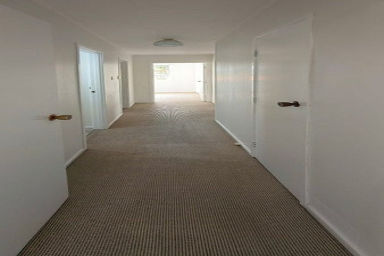 Photo of property in 10 Mile Place, Henderson, Auckland, 0612