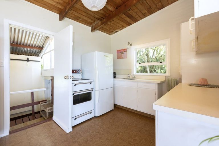Photo of property in 54 Rayner Road, Piha, 0772