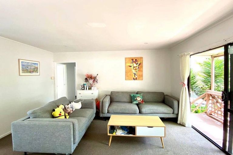 Photo of property in 1/13 Trengove Place, West Harbour, Auckland, 0618