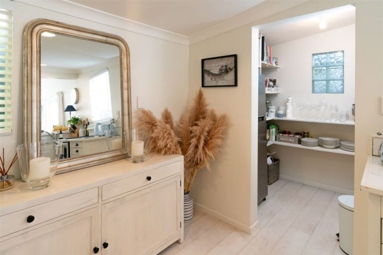 Photo of property in 278 Queens Drive, Lyall Bay, Wellington, 6022