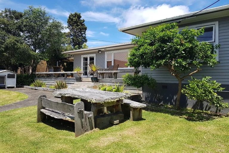 Photo of property in 37 Edmonton Road, Henderson, Auckland, 0612