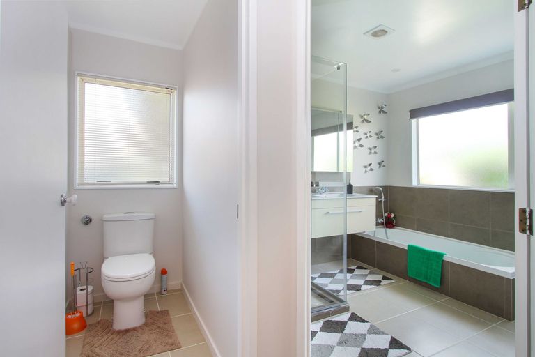 Photo of property in 272 Glamorgan Drive, Northcross, Auckland, 0630