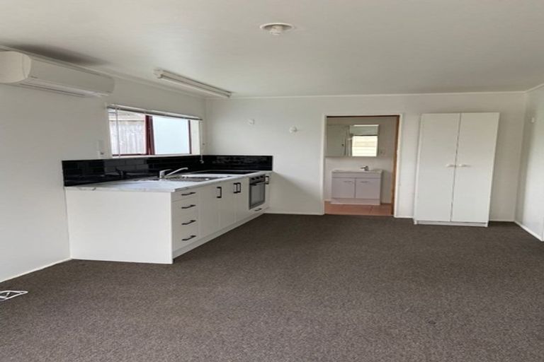 Photo of property in 10 Pipitea Place, Massey, Auckland, 0614