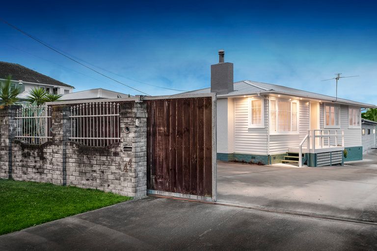 Photo of property in 44 Strid Road, Te Atatu South, Auckland, 0610