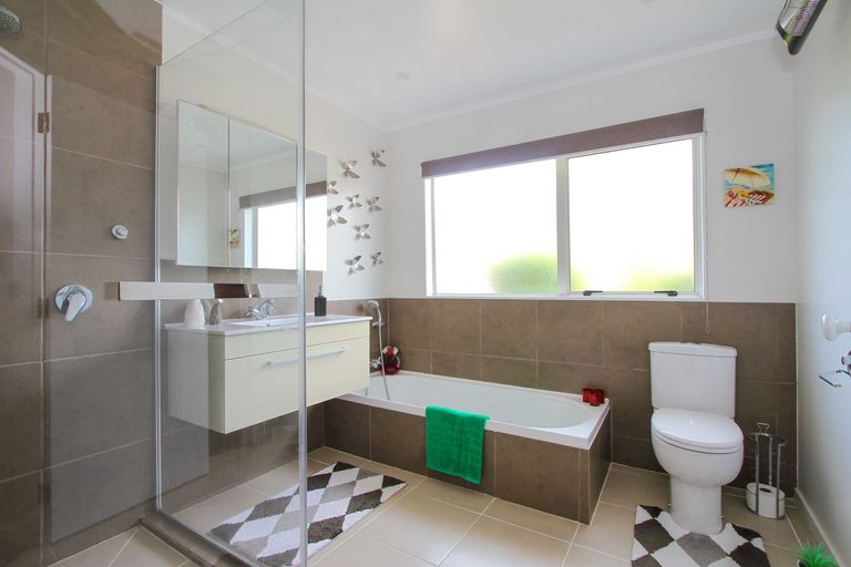 Photo of property in 272 Glamorgan Drive, Northcross, Auckland, 0630