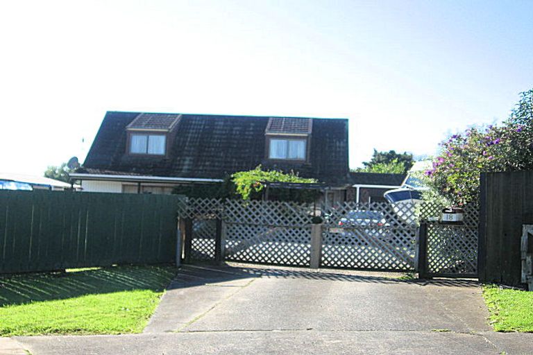 Photo of property in 18 Helms Place, Manurewa, Auckland, 2102