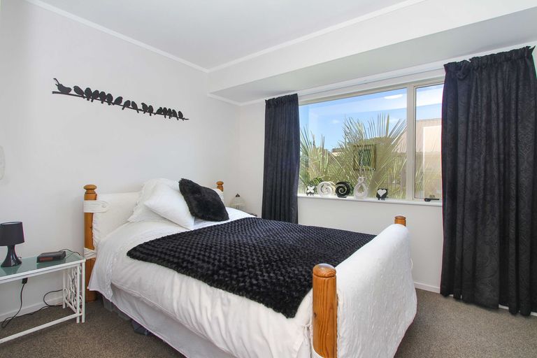 Photo of property in 272 Glamorgan Drive, Northcross, Auckland, 0630