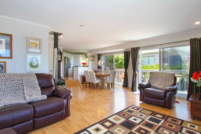 Photo of property in 272 Glamorgan Drive, Northcross, Auckland, 0630