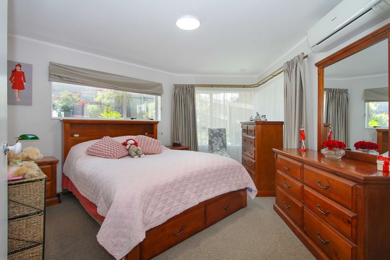 Photo of property in 272 Glamorgan Drive, Northcross, Auckland, 0630